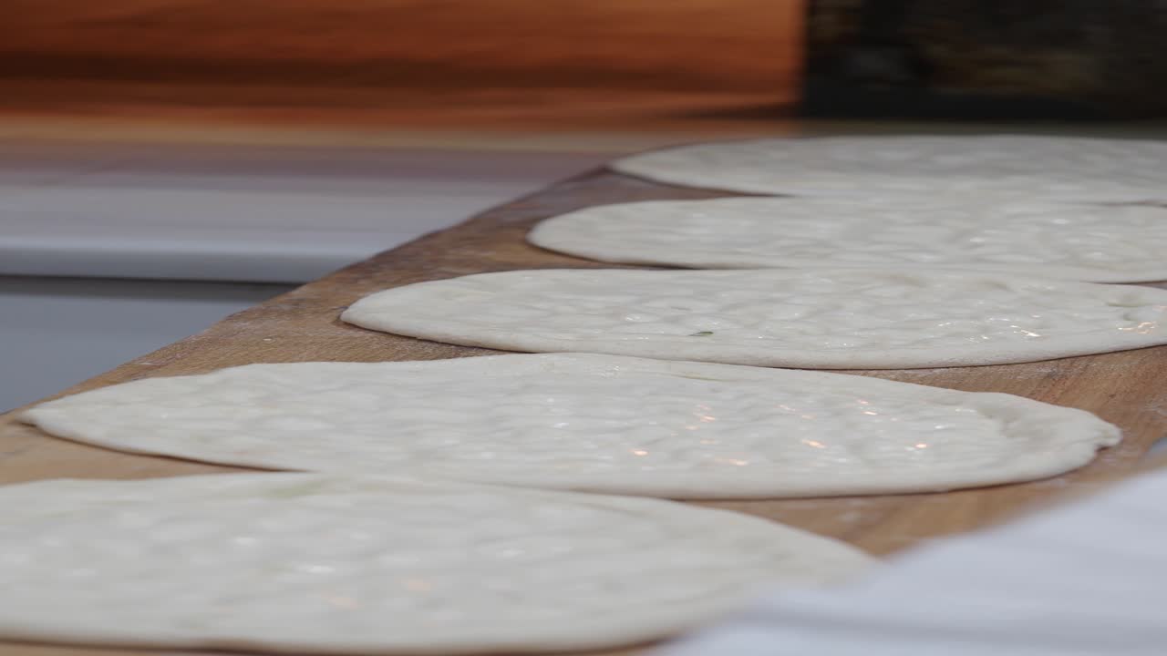 masa de pizza cruda en una tabla de madera