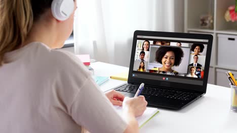 Trabajo-Remoto,-Tecnología-Y-Concepto-De-Personas-Joven-Empresaria-Con-Computadora-Portátil-Y-Papeles-Trabajando-En-La-Oficina-Del-Hogar-Y-Teniendo-Videoconferencia