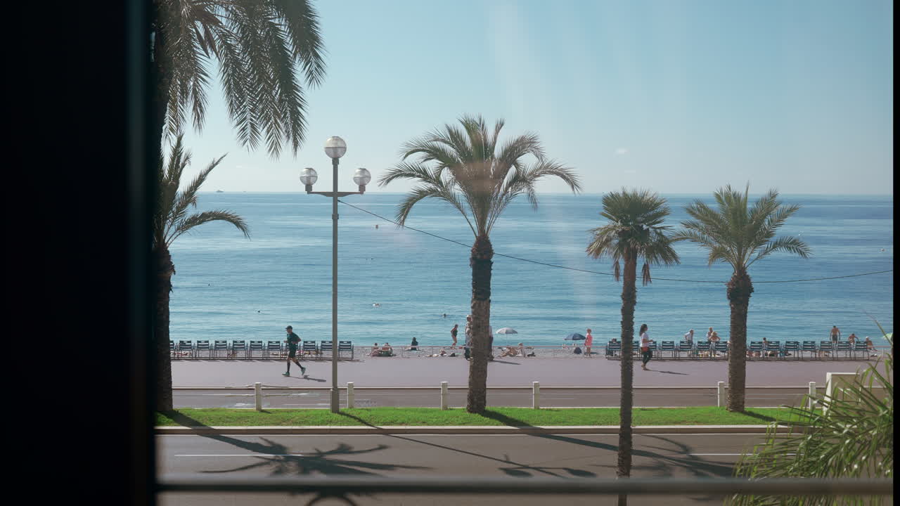 vista de la riviera francesa desde una ventana