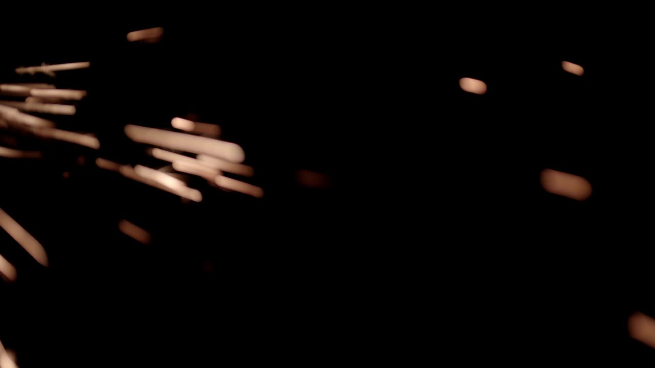 chispas amarillas brillantes sobre un fondo negro