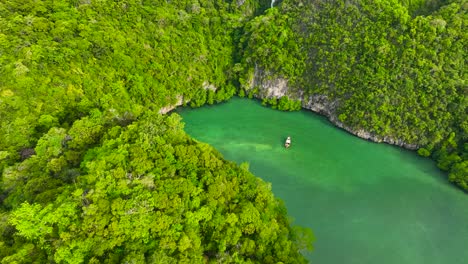 Toma-Aérea-De-Un-Barco-Privado-En-Tailandia.