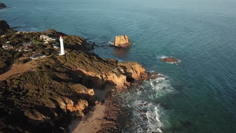 Drohnenantenne-Während-Des-Sonnenuntergangs-über-Dem-Aireys-Einlass-Leuchtturm-Auf-Der-Great-Ocean-Road-An-Den-Klippen