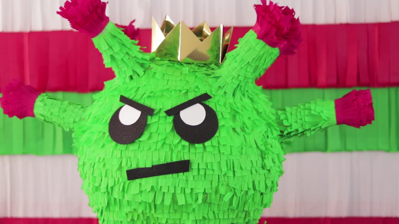 코로나 피냐타. 멕시코 공예품. 코로나 감염병 세계적 유행