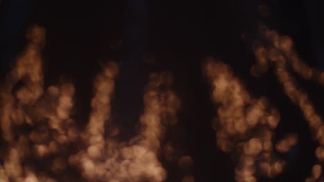el fondo borroso ardiente de las luces de las velas de la taza de té brilla en oro amarillo brillante para la celebración, la religión, el festival de aniversario