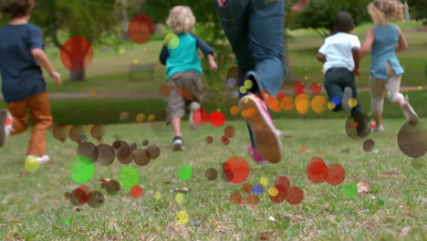 Sich-Bewegende-Farbige-Lichtpunkte-Mit-Laufenden-Kindern