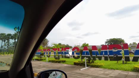 Bienvenido-A-Gambia-Visto-Desde-La-Ventanilla-Del-Coche-En-Movimiento