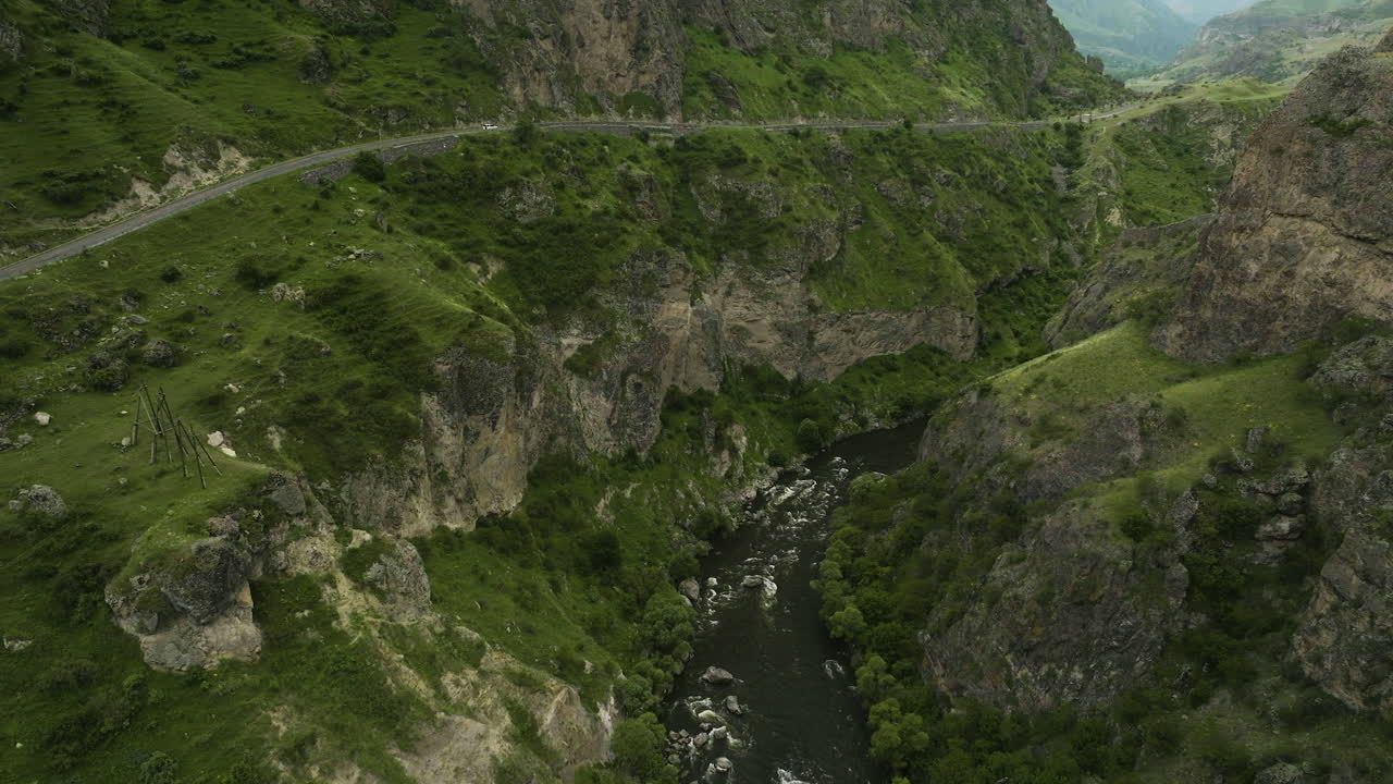 impresionantes vistas de las gargantas del río mtkvari cerca de la fortaleza tmogvi en vardzia, georgia