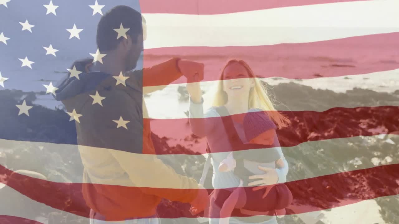 animación de la bandera de américa sobre padres caucásicos felices con niños bailando en la playa
