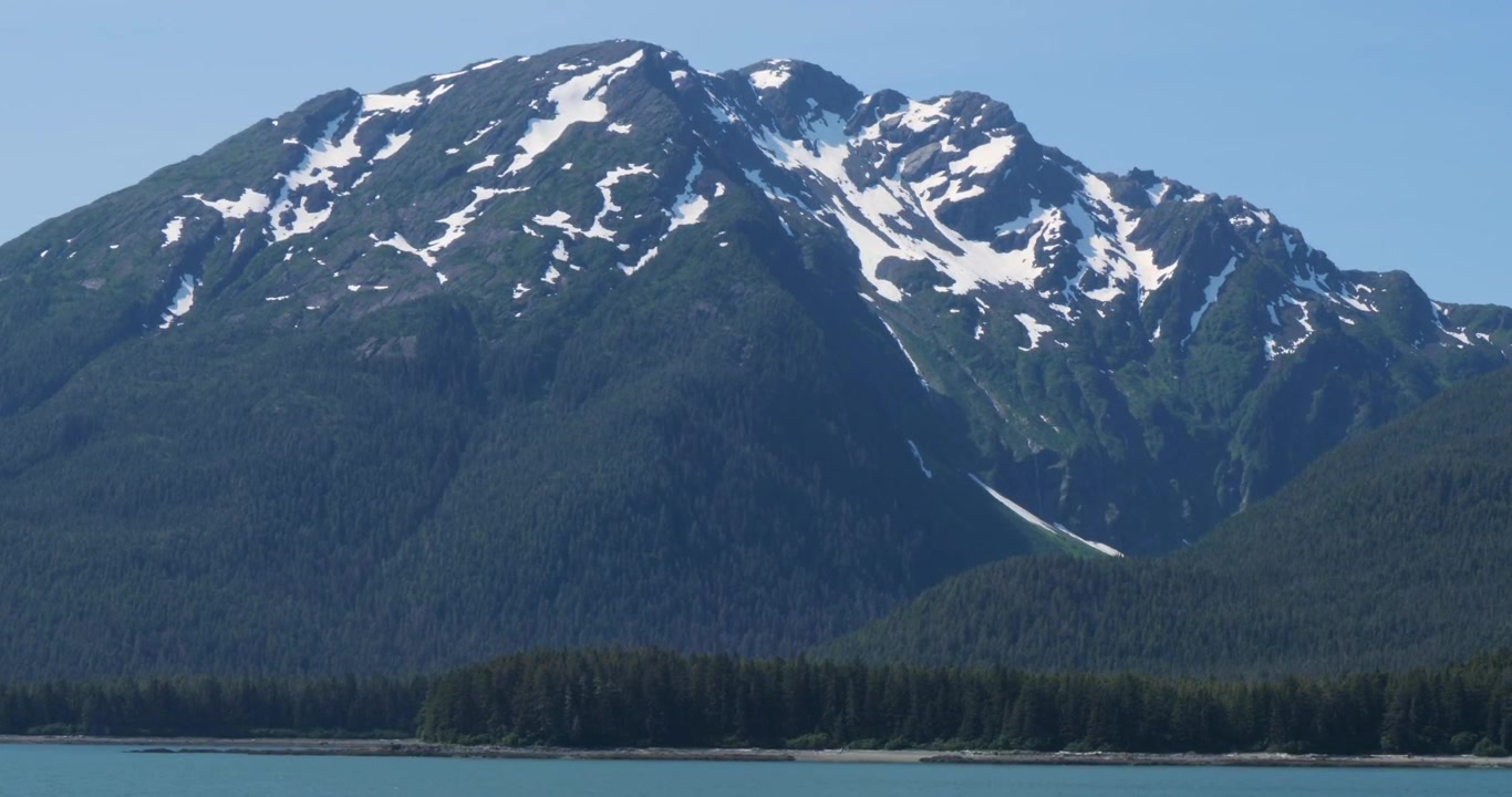 Bellissimo paesaggio dell'Alaska in estate, con montagne innevate intorno a Juneau.