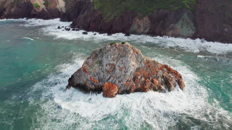 scoglio il morto, cerdeña, iglesias: vista aérea viajando hacia el famoso islote y las olas golpeando la roca con fuerza