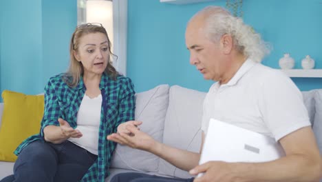 el hombre que está escondiendo algo de su esposa.