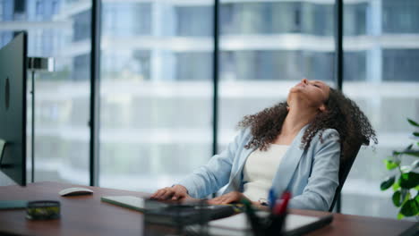 Nervous-businesswoman-looking-computer-screen-in-office.-Boss-feeling-angry