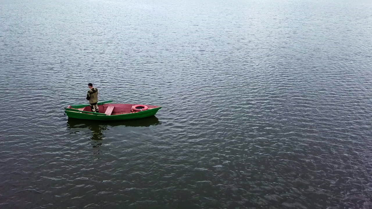 hombre en un barco en un lago