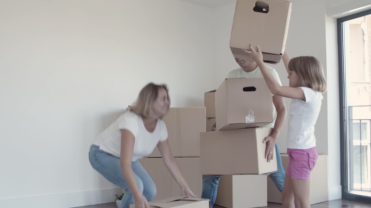 padres felices y hija mudándose a un nuevo apartamento
