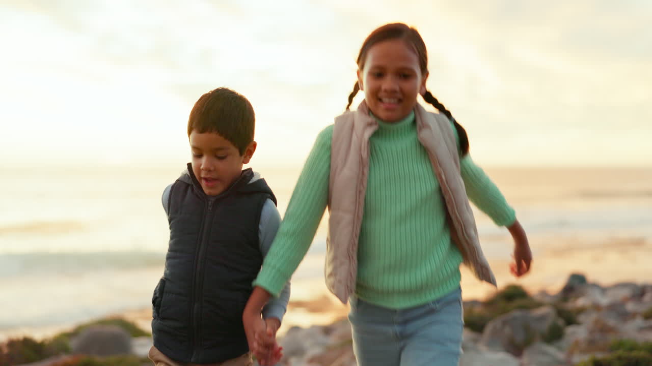 Crianças de mãos dadas e brincando na praia