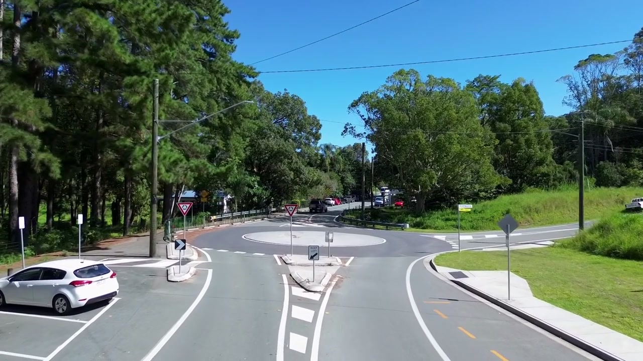 Góc nhìn drone từ trên cao một con đường yên tĩnh xuyên qua khu rừng rậm ở Thung lũng Currumbin, tạo nên một hành trình điện ảnh qua thiên nhiên