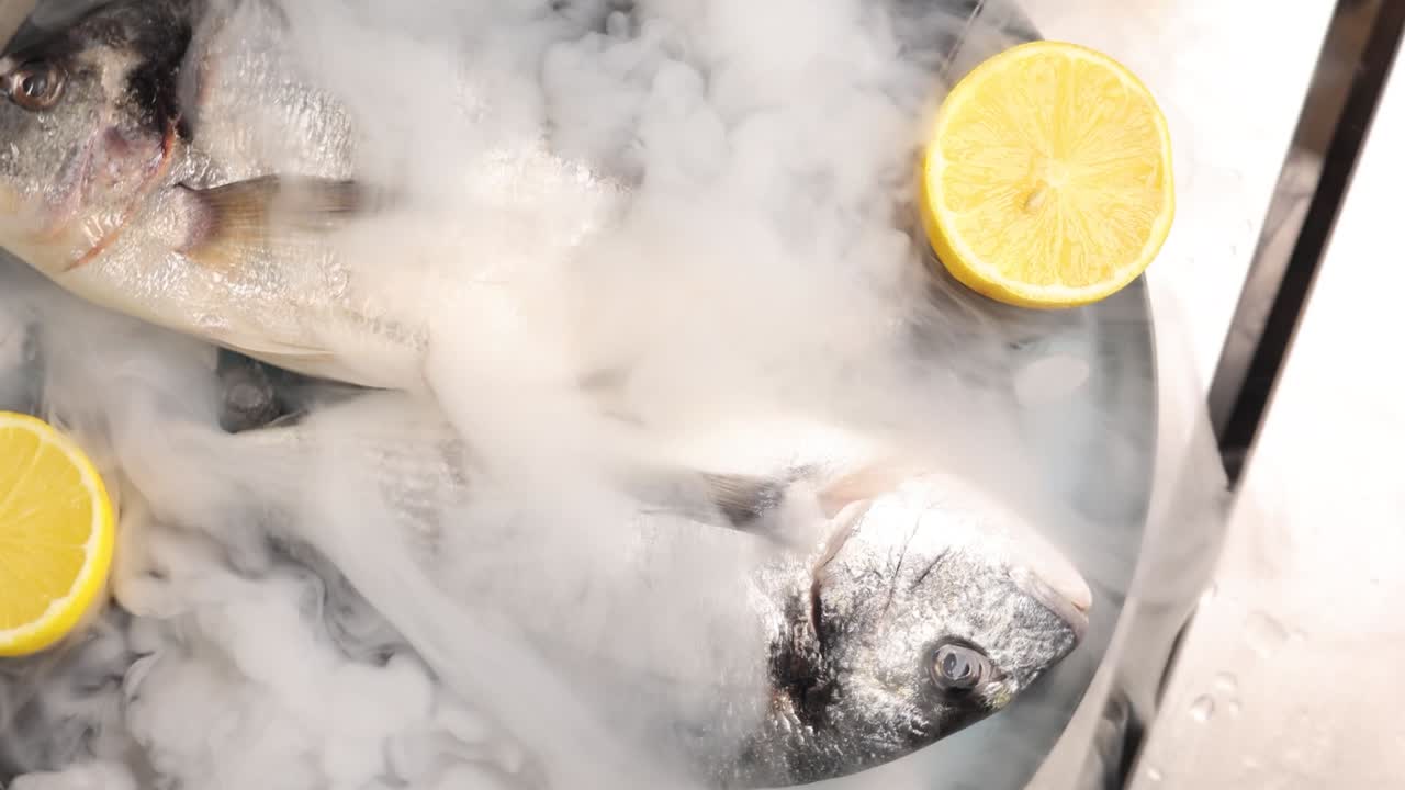 레몬과 함께 얼음에 담긴 신선한 생선