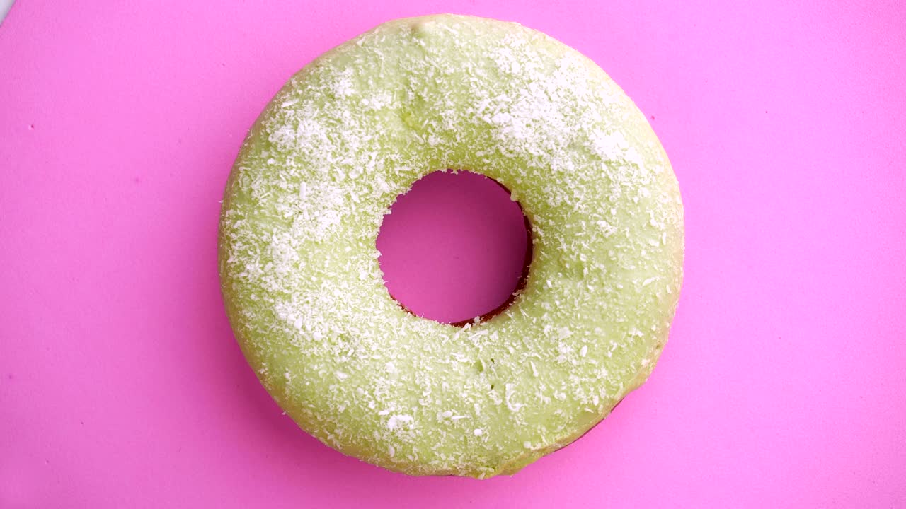el donut glazado de primer plano.