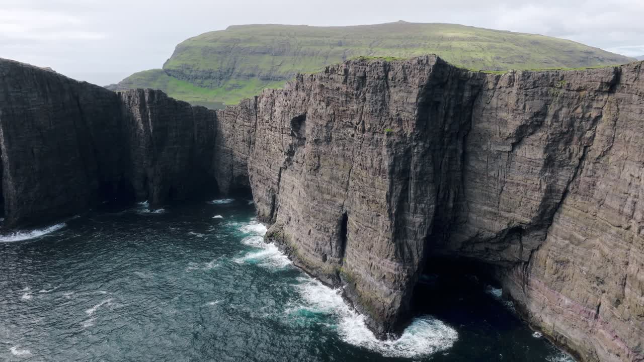 los acantilados escarpados y las olas del océano en las islas feroe, mostrando la belleza y el poder de la naturaleza