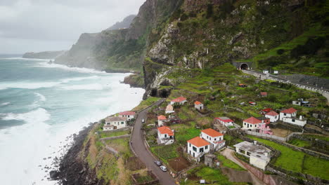 Pueblo-De-Montaña-A-Orillas-Del-Mar-De-Sao-Vicente,-Establecimiento-Fotografiado-Por-Descripción-General-De-Drones,-Vista-Aérea-De-Madeira