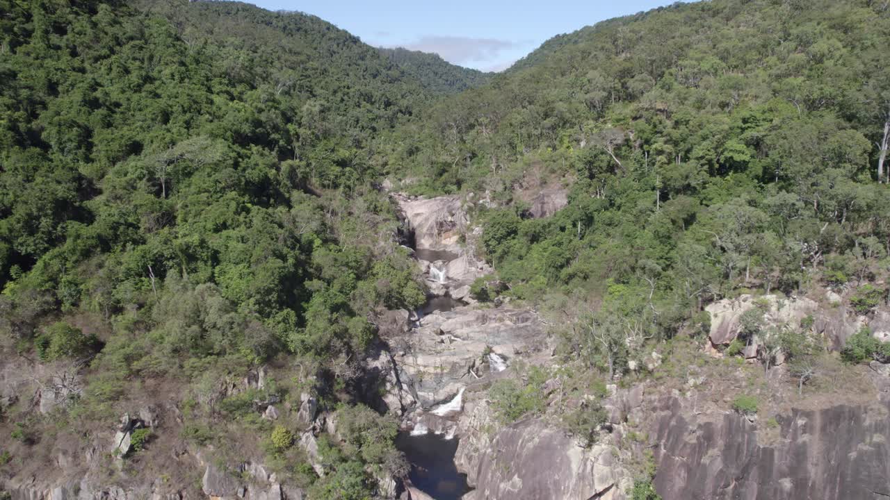 vista aérea de las cataratas jourama durante el verano en el parque nacional paluma range, yuruga, qld, australia