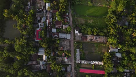 vista aérea de pájaro que desciende sobre los edificios de tugurios de sylhet en bangladesh