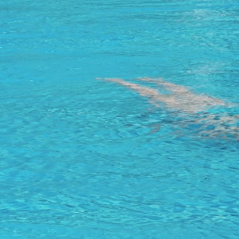 niños felices cerca de la piscina
