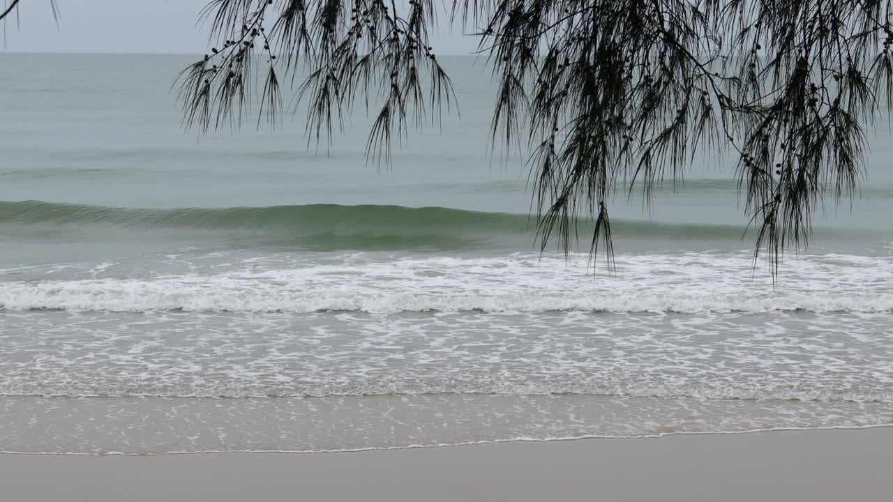 레이옹 해변은 비가 내리고 강한 파도가 강한 바람과 함께 구름이 많은 비가 오는 계절입니다.