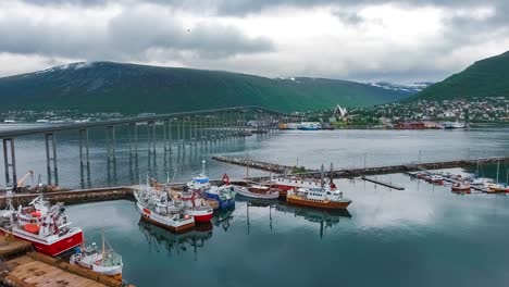 Vista-De-Un-Puerto-Deportivo-En-Tromso,-Al-Norte-De-Noruega