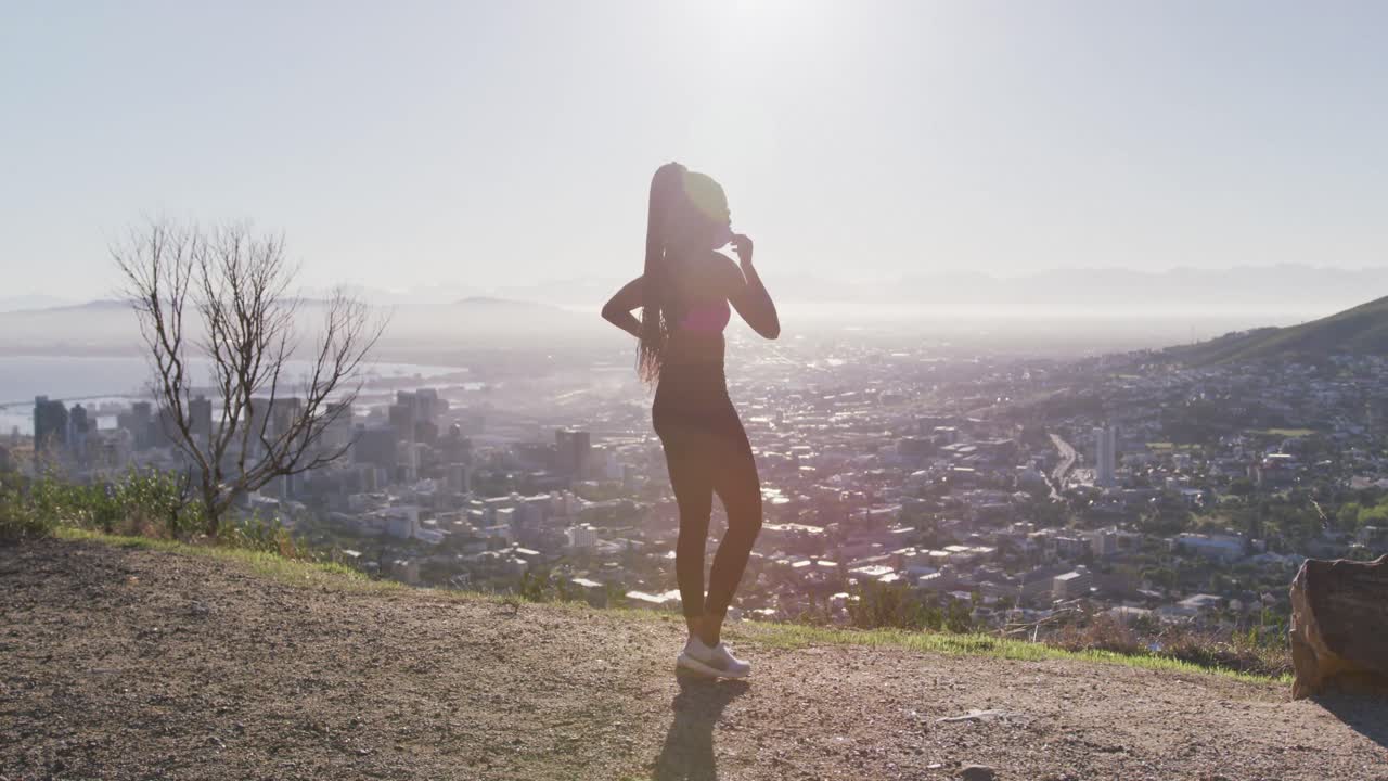 피곤 한 아프리카계 미국인 여성 이 야외 에서 달리는 것 에서 휴식 을 취하고 있는 뒤 의 모습