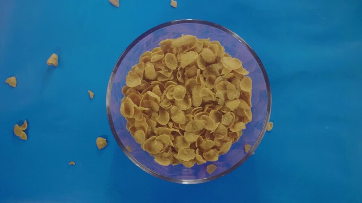 Versare fiocchi di cereali e latte in un bicchiere al rallentatore