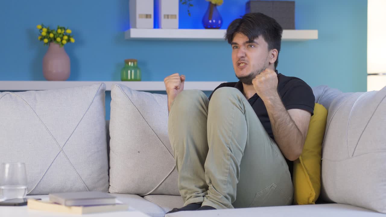 자기 자신에게 화를 내는 정신병자입니다.