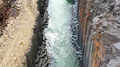 Imágenes-Aéreas-Ascendentes-De-Columnas-De-Basalto-En-El-Cañón-Studlagil-En-El-Este-De-Islandia