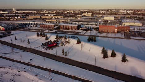 el área del ferrocarril del pacífico canadiense en calgary durante la hora dorada