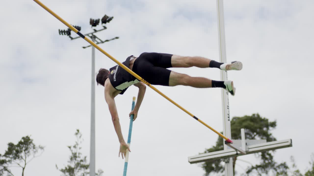 누군가가 높은 파이프를 뛰어넘고 있다