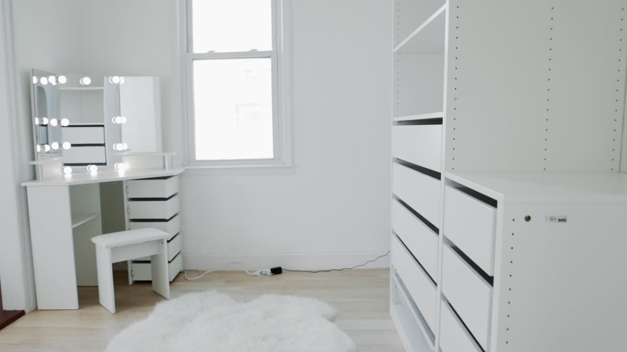 hasta la vista hacia abajo de las ventanas blancas y el gabinete