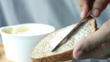 Frische-Butter-Auf-Einem-Brot-Verteilen,