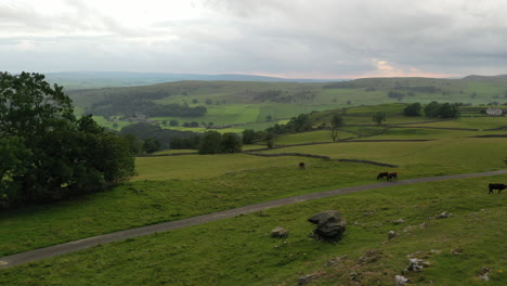 volo del drone che gira a sinistra e si alza sopra le vallate dello yorkshire al tramonto con la pioggia in lontananza parte 2