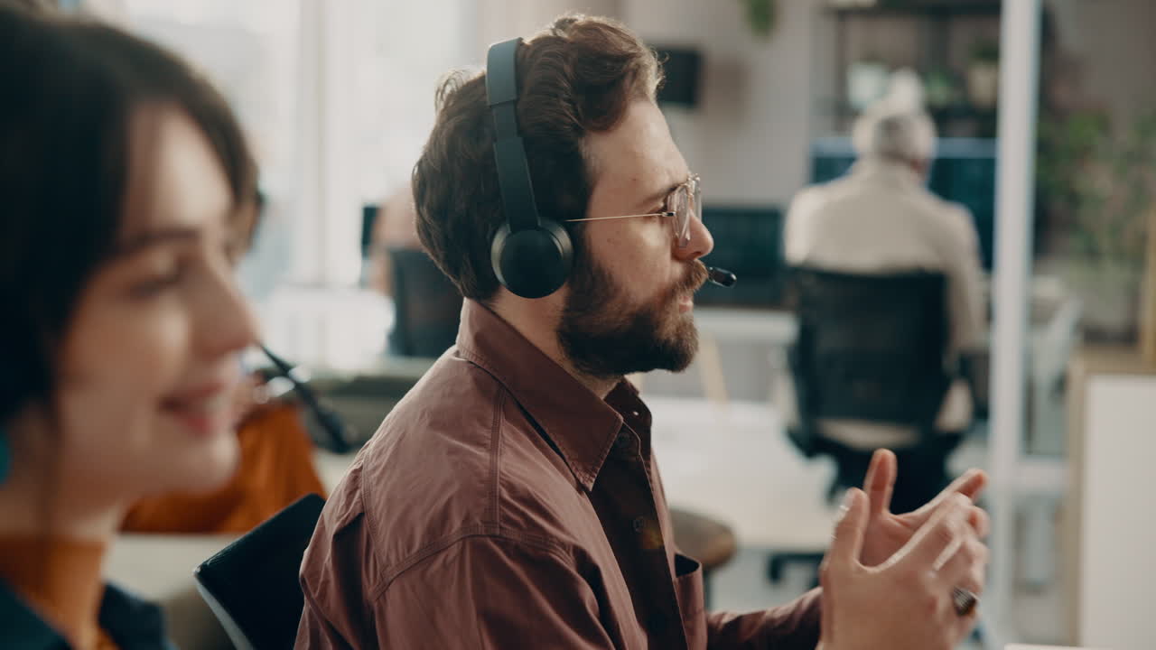 Persone che lavorano in un call center