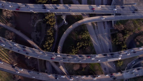 vista aérea de arriba hacia abajo del tráfico en los cruces de autopistas, puentes de circunvalación y puentes de paso elevado complejos, toma de drone de alto ángulo