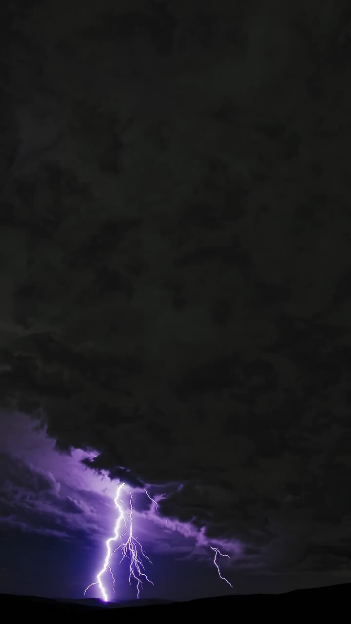 Fotogramma drammatico di un fulmine che colpisce un cielo scuro e nuvoloso