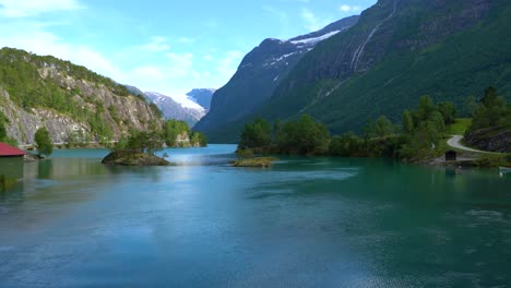 Schöne-Natur-Norwegen-Lovatnet-See.