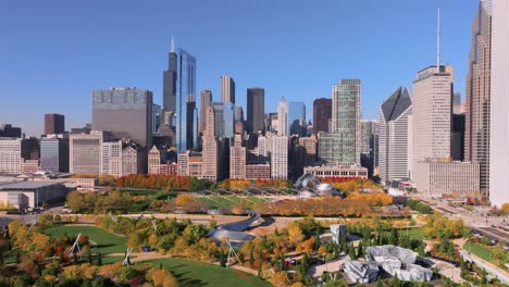 Luftaufnahme-Des-Chicago-Millennium-Park,-Schwenkaufnahme-Im-Herbst