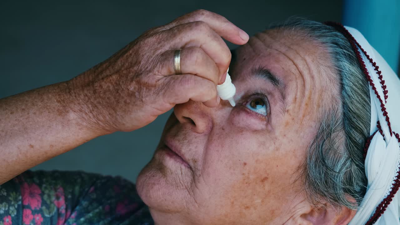 anciana goteando gotas médicas en el ojo. retrato de la abuela. atención médica y concepto médico. primer plano