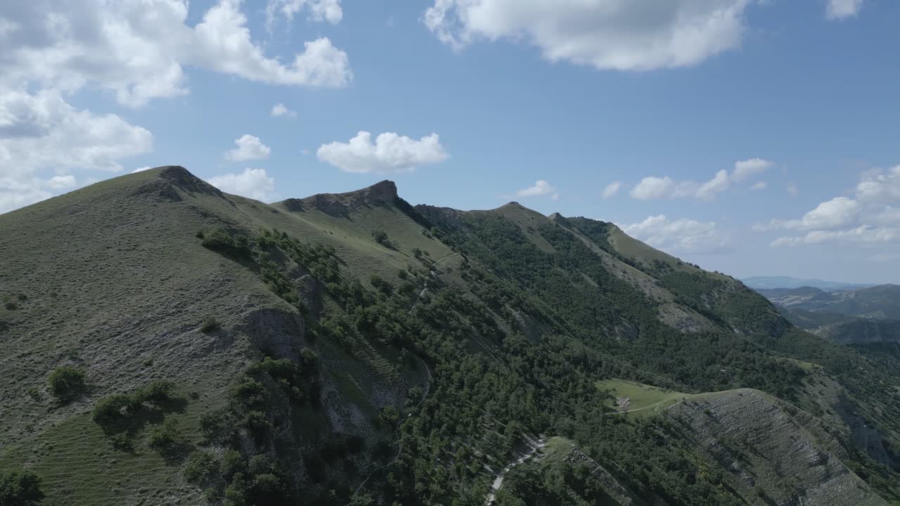 sobrevolar las majestuosas montañas italianas con este impresionante metraje de avión no tripulado