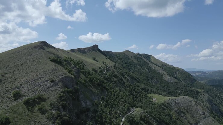Vuela sobre las majestuosas montañas italianas con estas impresionantes imágenes de dron.