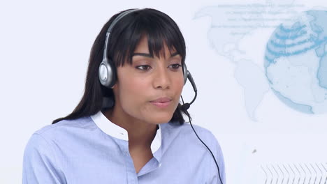 animación del globo de conexiones sobre una mujer de negocios usando auriculares de teléfono