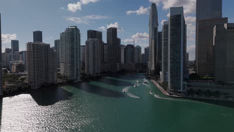 el centro de miami, brickell y el río miami, vista aérea de un dron en un día soleado