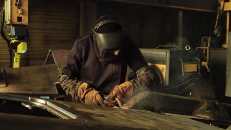 persona che lavora in una fabbrica