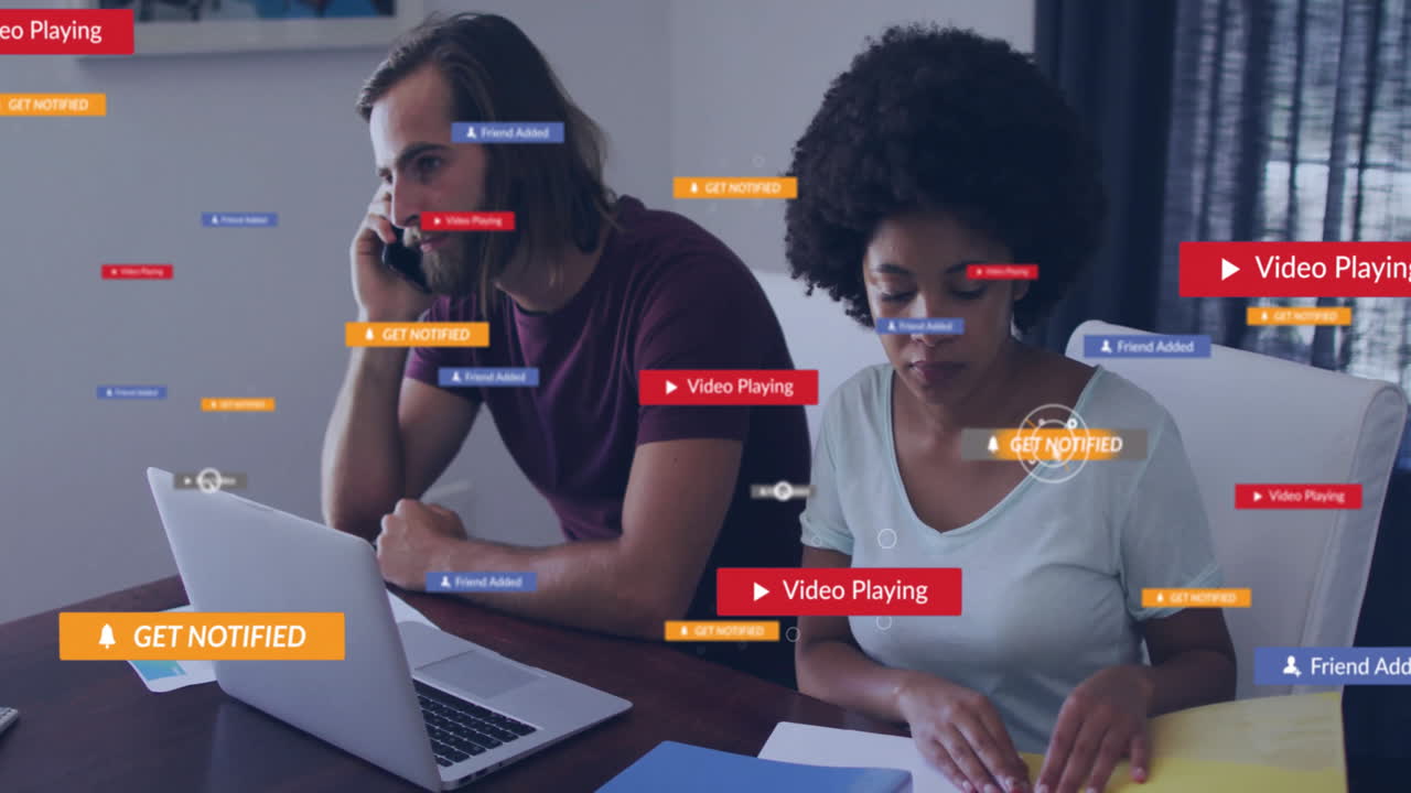 notificaciones y animación de reproducción de video sobre las personas que trabajan en el escritorio